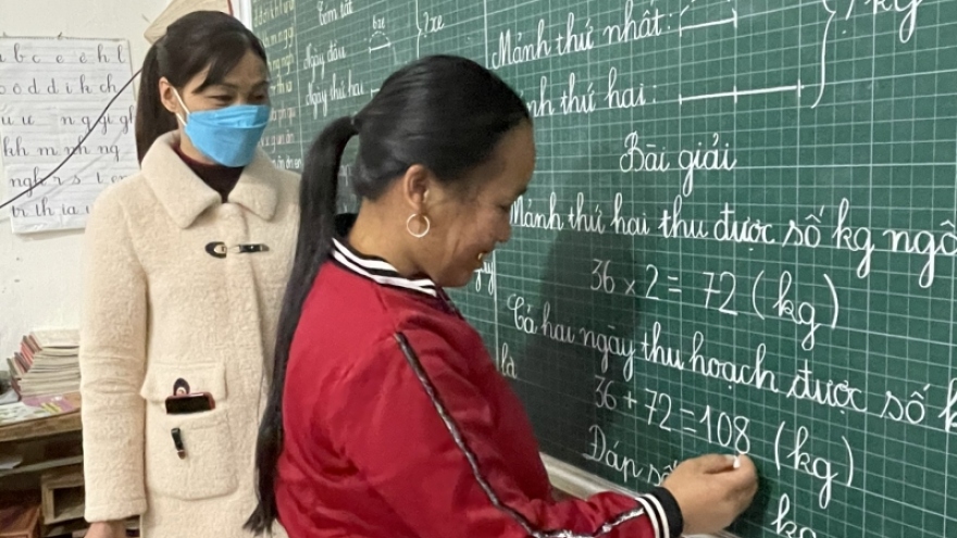 Thắp niềm tin từ lớp xóa mù chữ cho đồng bào Mông ở Sơn La