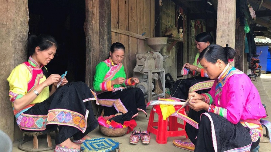 Nghề làm giày thêu của người Xạ Phang được công nhận di sản văn hóa phi vật thể 