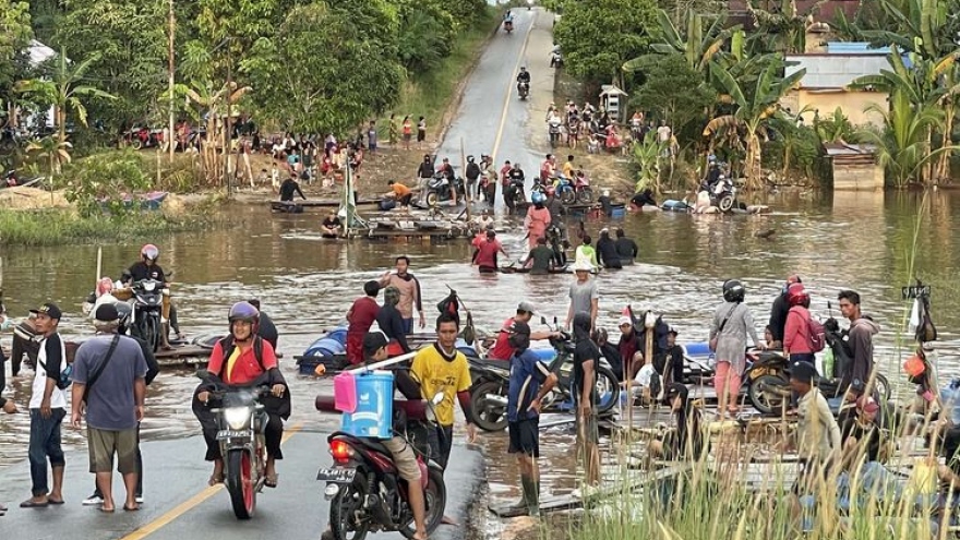 Indonesia: Mưa lớn, lũ lụt kéo dài gần 1 tháng do thời tiết cực đoan