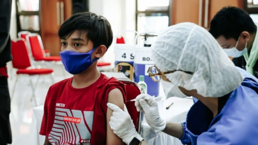 Indonesia lọt top 5 quốc gia có tỷ lệ tiêm chủng vaccine Covid-19 cao nhất thế giới