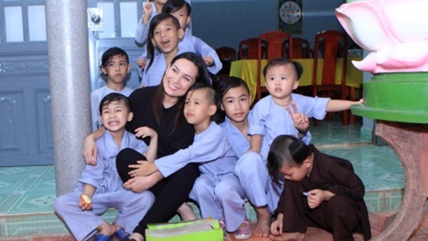 Chuyện showbiz: Phi Nhung đã mở tài khoản tiết kiệm cho 15 người con nuôi