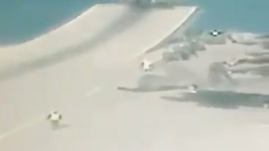 Khoảnh khắc tiêm kích tàng hình F-35 của Anh lao thẳng xuống biển khi đang cất cánh