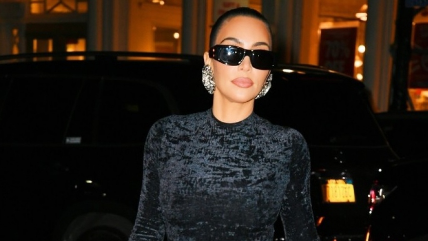 Kim Kardashian diện đầm bó khoe body nóng bỏng ra phố