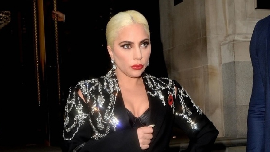 Lady Gaga diện trang phục đính pha lê sang trọng ra phố