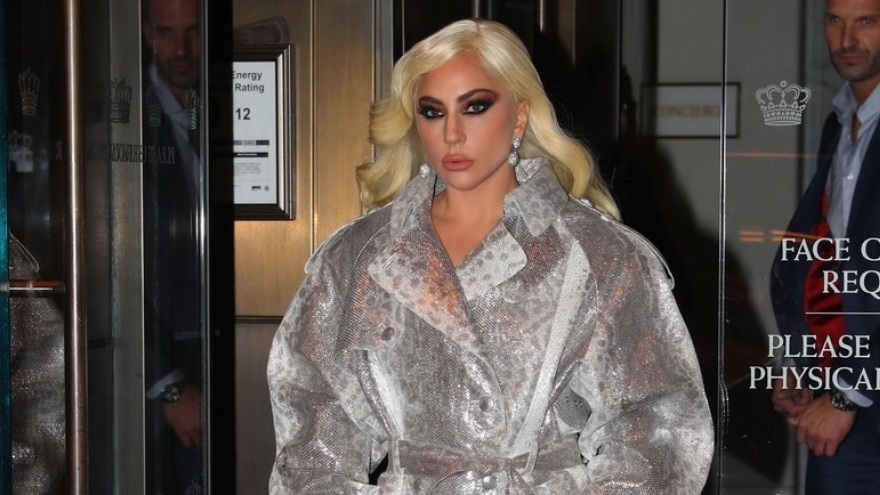 Lady Gaga diện trang phục ánh bạc lấp lánh sang chảnh ra phố