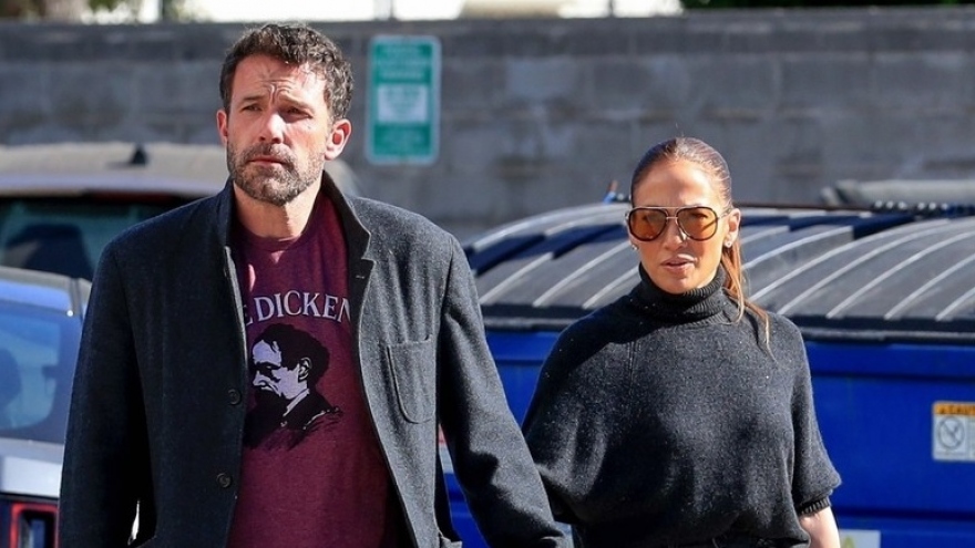 Jennifer Lopez và bạn trai Ben Affleck nắm tay tình cảm đến phòng thu