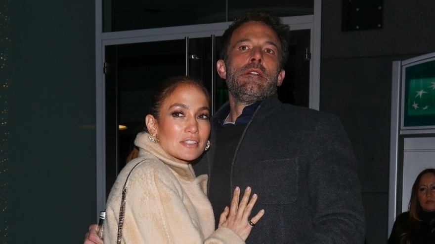 Jennifer Lopez lãng mạn ôm tình trẻ trong buổi hẹn hò ở nhà hàng