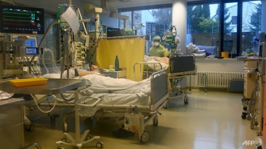 Bệnh viện quá tải, Đức phải chuyển bệnh nhân Covid-19 sang nước khác điều trị