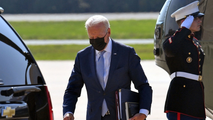 Một phụ tá Nhà Trắng đi cùng ông Biden đến châu Âu bị mắc Covid-19
