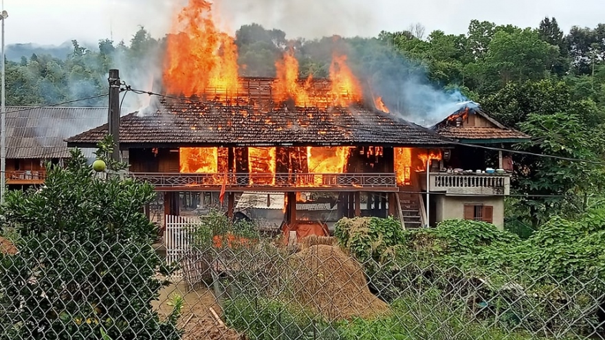 Cháy rụi căn nhà sàn của thầy giáo ở Điện Biên, thiệt hại gần 800 triệu đồng