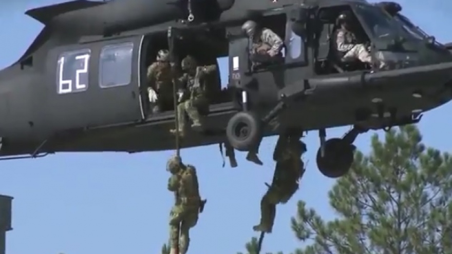 Đặc nhiệm Mỹ - Ba Lan đổ bộ bằng trực thăng và tấn công mục tiêu trong nhà