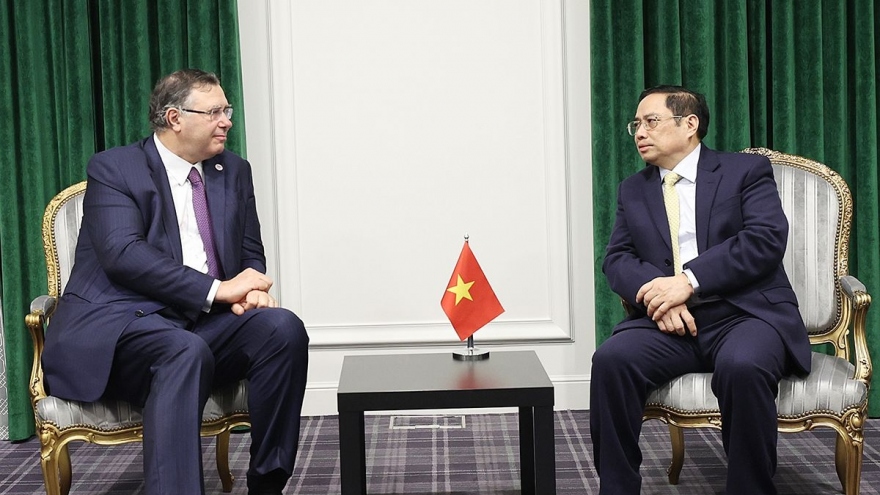 PM Chinh meets leaders of major French groups