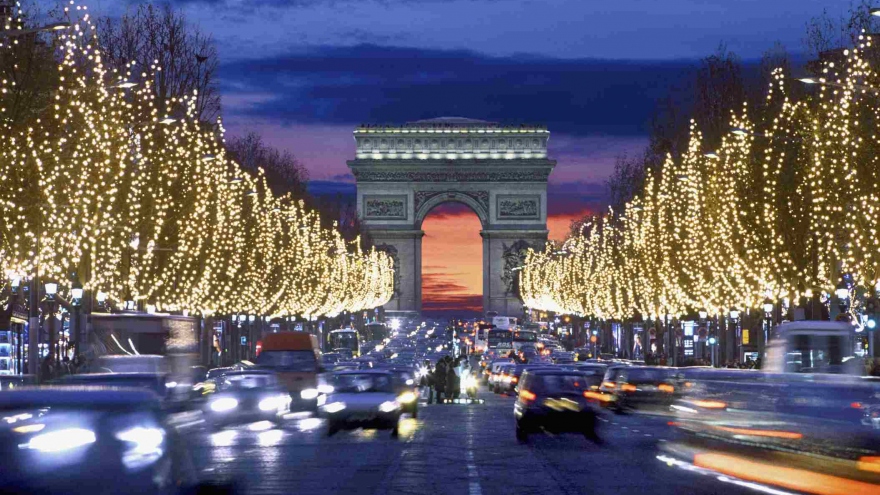 Thắp sáng Đại lộ Champs Élysées, mùa Giáng sinh 2021 chính thức bắt đầu