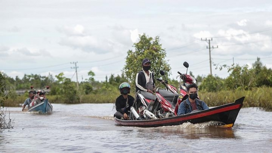 Ngập lụt nghiêm trọng, một tỉnh của Indonesia tái ban bố tình trạng khẩn cấp