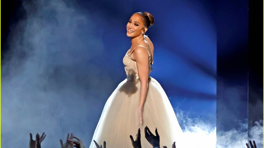Jennifer Lopez gợi cảm hút mắt với đầm cúp ngực