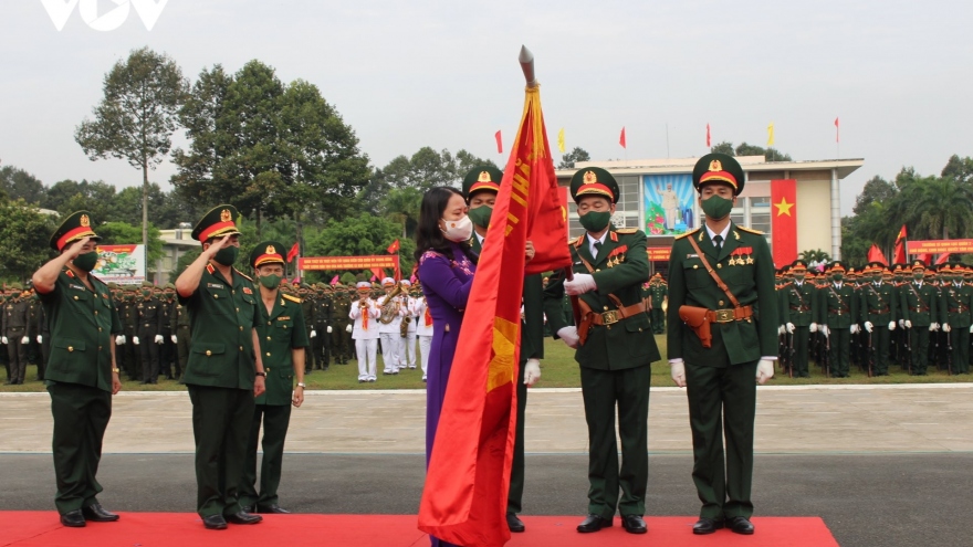 Phó Chủ tịch nước Võ Thị Ánh Xuân trao Huân chương cho Trường Sỹ quan Lục quân 2