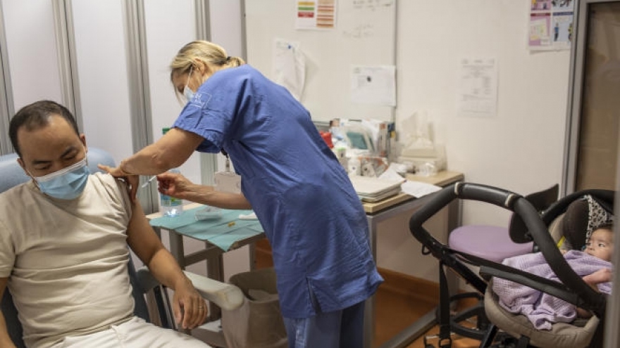 Pháp đẩy mạnh tiêm mũi vaccine tăng cường để đối phó làn sóng Covid thứ 5