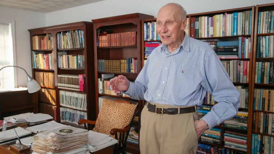 Thành công không chọn tuổi, cụ ông người Áo nhận bằng Tiến sĩ thứ 3 ở tuổi 89