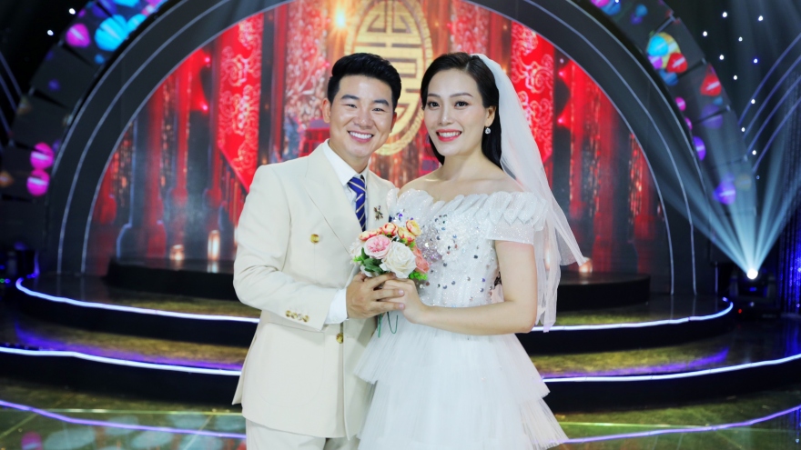 Sao Mai Huyền Trang diện đồ cưới dễ thương bên cạnh Việt Tú