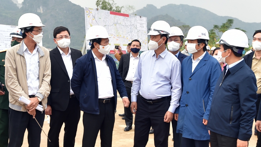 Phó Thủ tướng Lê Văn Thành kiểm tra tiến độ thi công dự án cao tốc Bắc-Nam