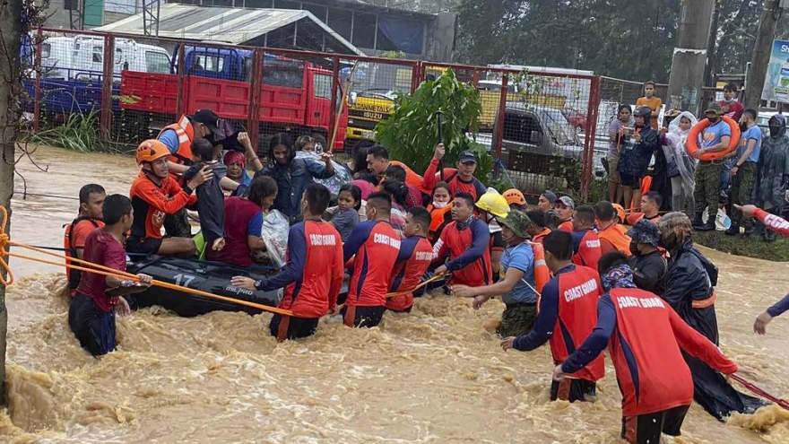 Hình ảnh người dân Philippines sơ tán khẩn cấp do siêu bão Rai đổ bộ