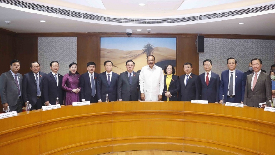 Chủ tịch Quốc hội Vương Đình Huệ gặp Phó Tổng thống kiêm Chủ tịch Thượng viện Ấn Độ