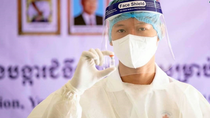 Thanh thiếu niên Campuchia sẽ được tiêm mũi 3 phòng Covid-19 vào tháng 1/2022