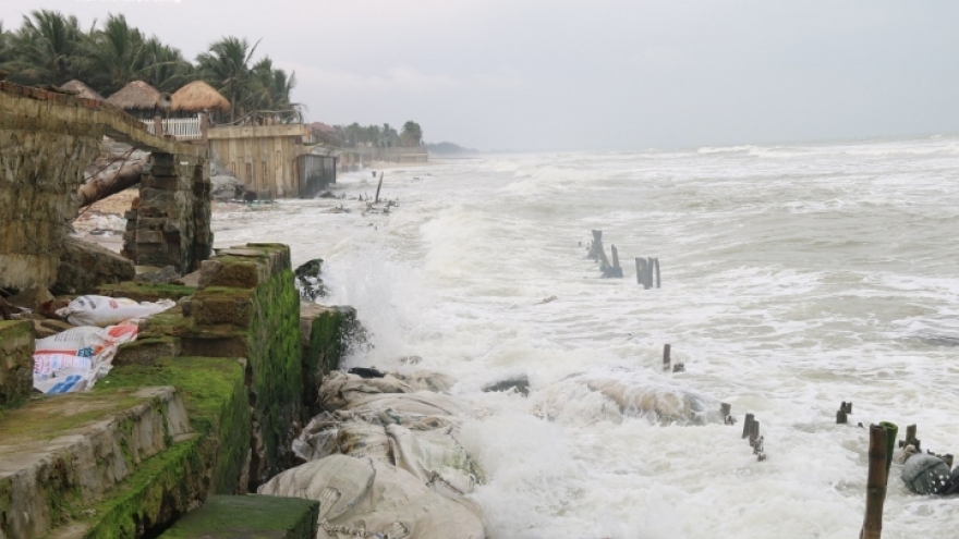 Sóng "xé toạc" bờ biển Cửa Đại, dãy nhà hàng trước nguy cơ bị "nuốt chửng"