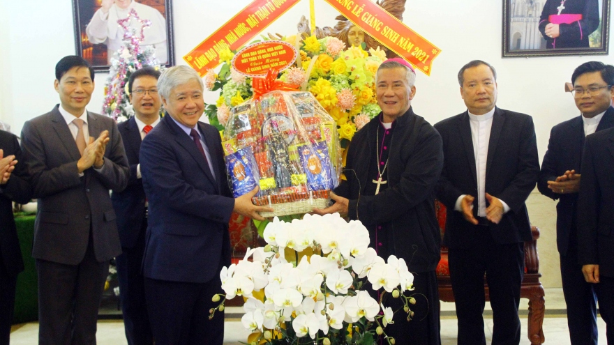 Chủ tịch MTTQ Việt Nam thăm, chúc mừng Lễ Giáng sinh tại Giáo phận Vinh