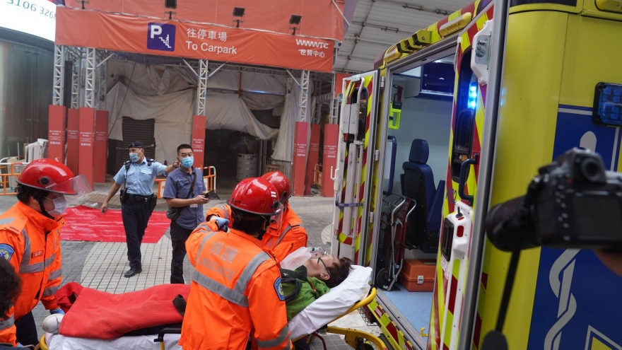 Hong Kong sơ tán hơn 1.200 người trong vụ cháy Trung Tâm Thương mại Thế giới