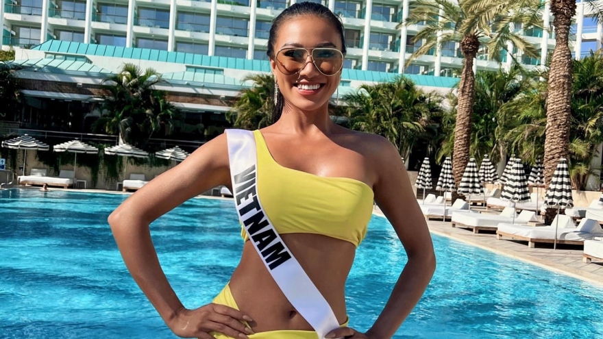 Kim Duyên đẹp hút mắt với bikini vàng rực bên hồ bơi tại Miss Universe 2021