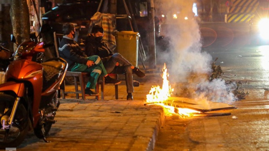 Phố đêm lạnh tê tái, người dân Hà Nội đốt lửa tìm hơi ấm