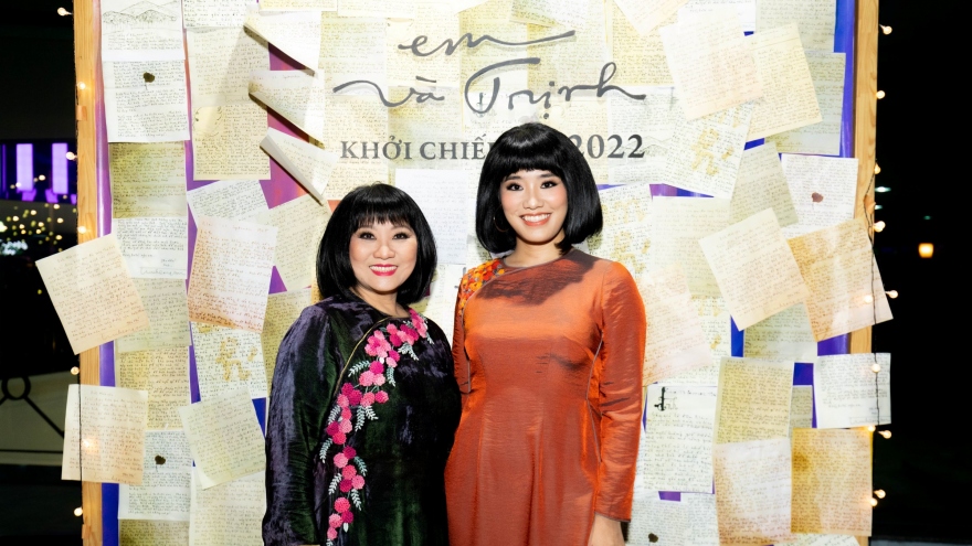 Ca sĩ Cẩm Vân và con gái hòa giọng trong đêm nhạc Trịnh