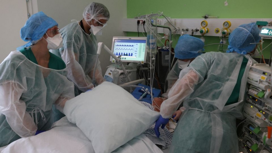 Pháp: Bệnh nhân COVID-19 chưa tiêm chủng nằm kín trong các ICU
