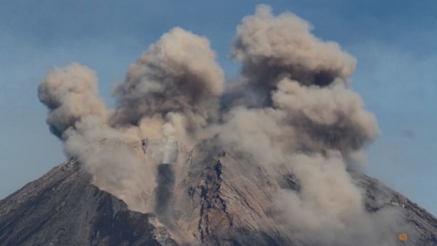 Núi lửa Semeru ở Indonesia phun trào, tạo ra cột tro bụi cao gần 2km