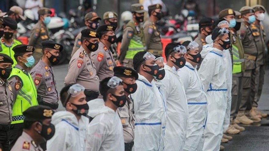 Indonesia triển khai cảnh sát-quân đội chống Covid-19, Ấn Độ siết chặt phòng Omicron