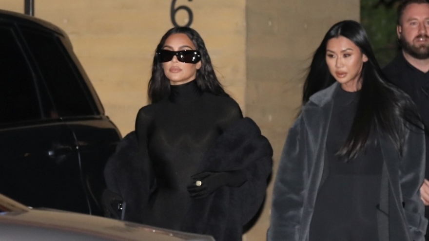 Kim Kardashian sành điệu đi ăn tối cùng mẹ giữa tin đồn hẹn hò Pete Davidson