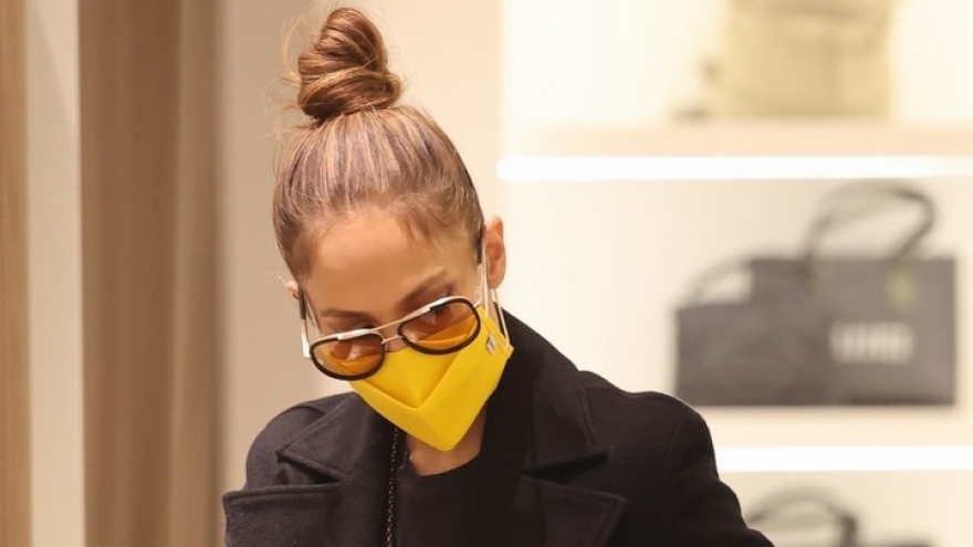 Jennifer Lopez được bạn trai Ben Affleck "hộ tống" đi mua sắm