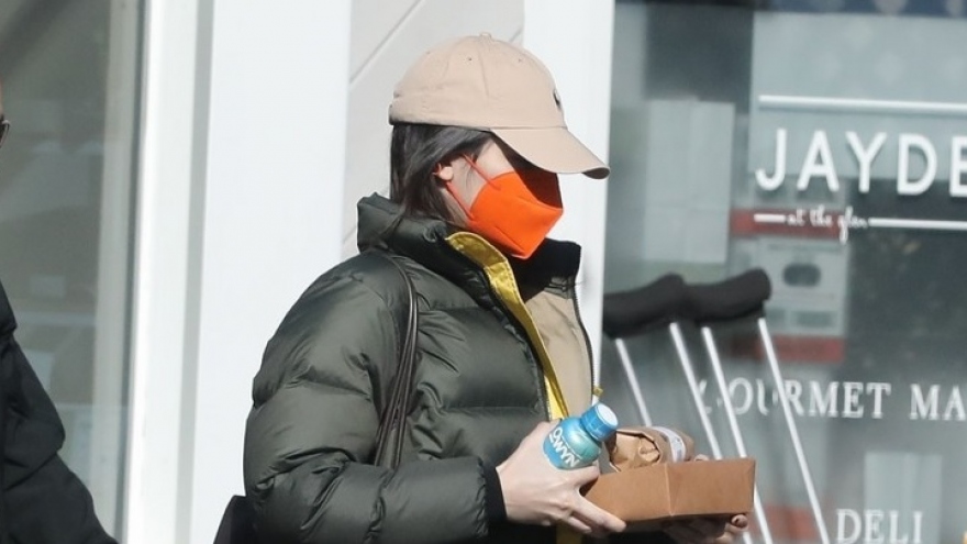 Kendall Jenner lái xe siêu ngầu đi ăn trưa dịp cuối tuần