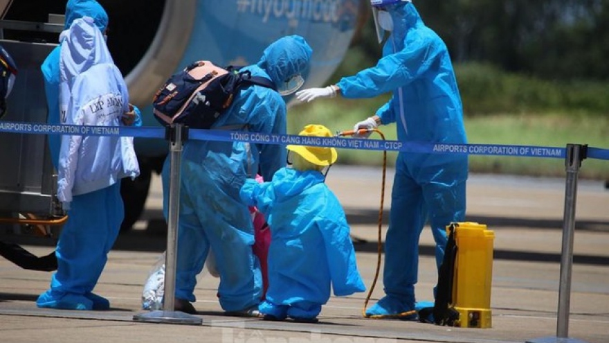 Theo dõi sức khỏe 5 người Nghệ An đi cùng chuyến bay với ca nhiễm Omicron về từ Anh