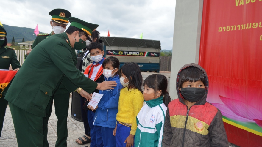 Giao lưu hữu nghị Quốc phòng biên giới Việt Nam- Lào tại Quảng Trị