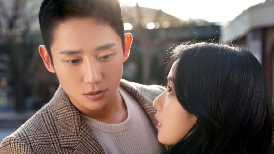 Jung Hae In ôm chặt Jisoo (BLACKPINK) ngay lần đầu gặp mặt trong "Snowdrop"