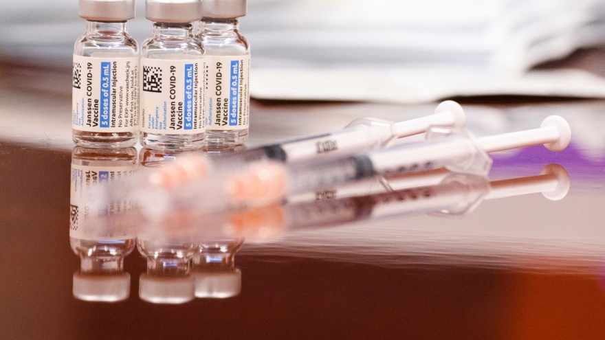 CDC Mỹ cân nhắc giới hạn sử dụng vaccine Johnson & Johnson do vấn đề cục máu đông