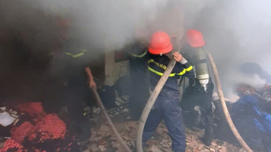Giải cứu 2 người mắc kẹt trong căn nhà cháy rực lửa ở Nghệ An