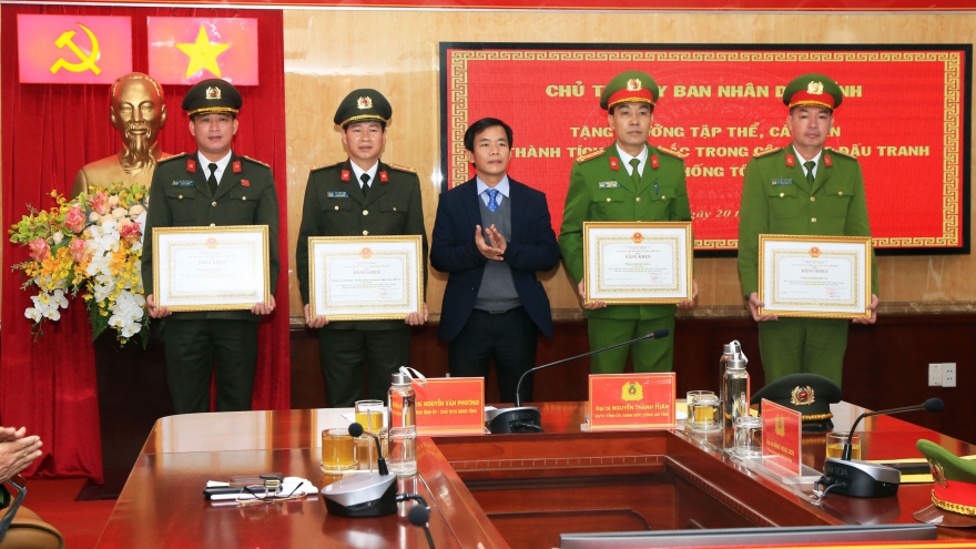 Thưởng nóng Ban chuyên án triệt phá đường đây làm giả con dấu, tài liệu