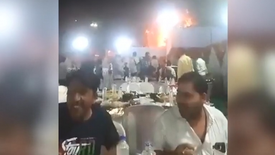 Sững sờ cảnh 2 nam giới thản nhiên tiếp tục ăn tiệc cưới dù lửa dữ bùng cháy phía sau lưng