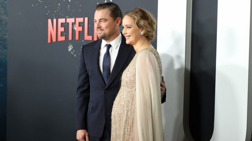 Jennifer Lawrence "ôm" bụng bầu lớn dự ra mắt phim cùng Leonardo DiCaprio