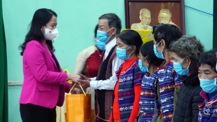 Phó Chủ tịch nước Võ Thị Ánh Xuân thăm người dân vùng sạt lở núi tỉnh Quảng Nam