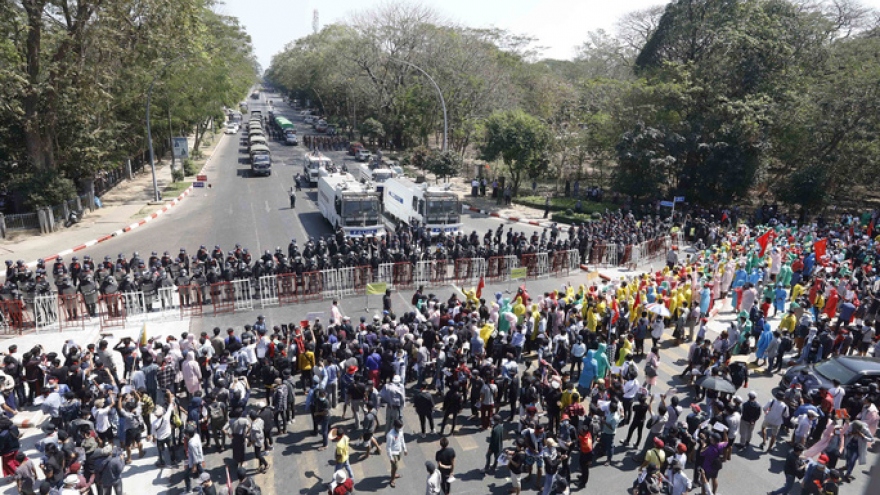 Ô tô quân sự của Myanmar lao vào đoàn biểu tình khiến 5 người chết