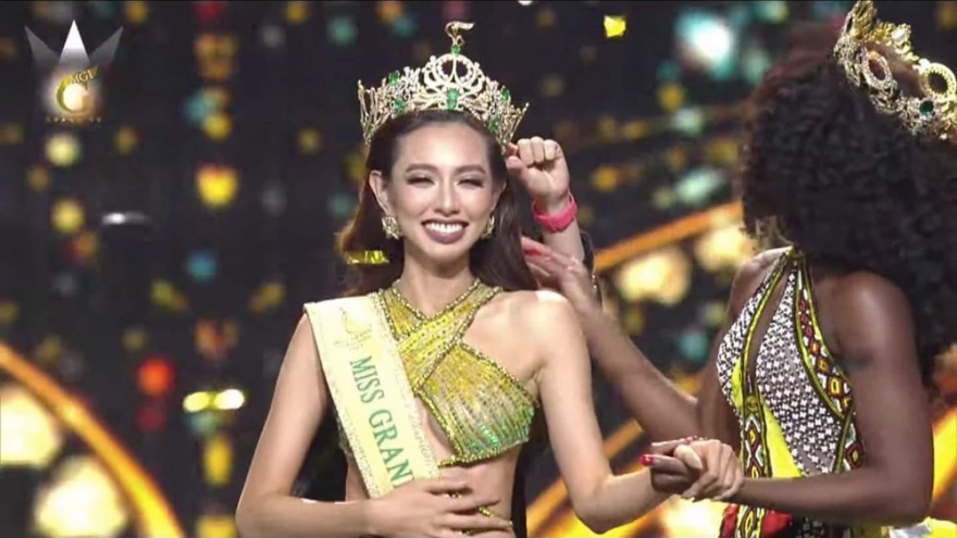 Giây phút vỡ òa cảm xúc của Thùy Tiên khi đăng quang Hoa hậu Hòa bình Quốc tế 2021